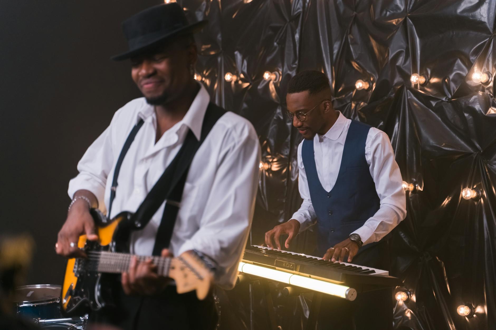 Gitarzysta i klawiszowiec podczas energetycznego koncertu w klubie