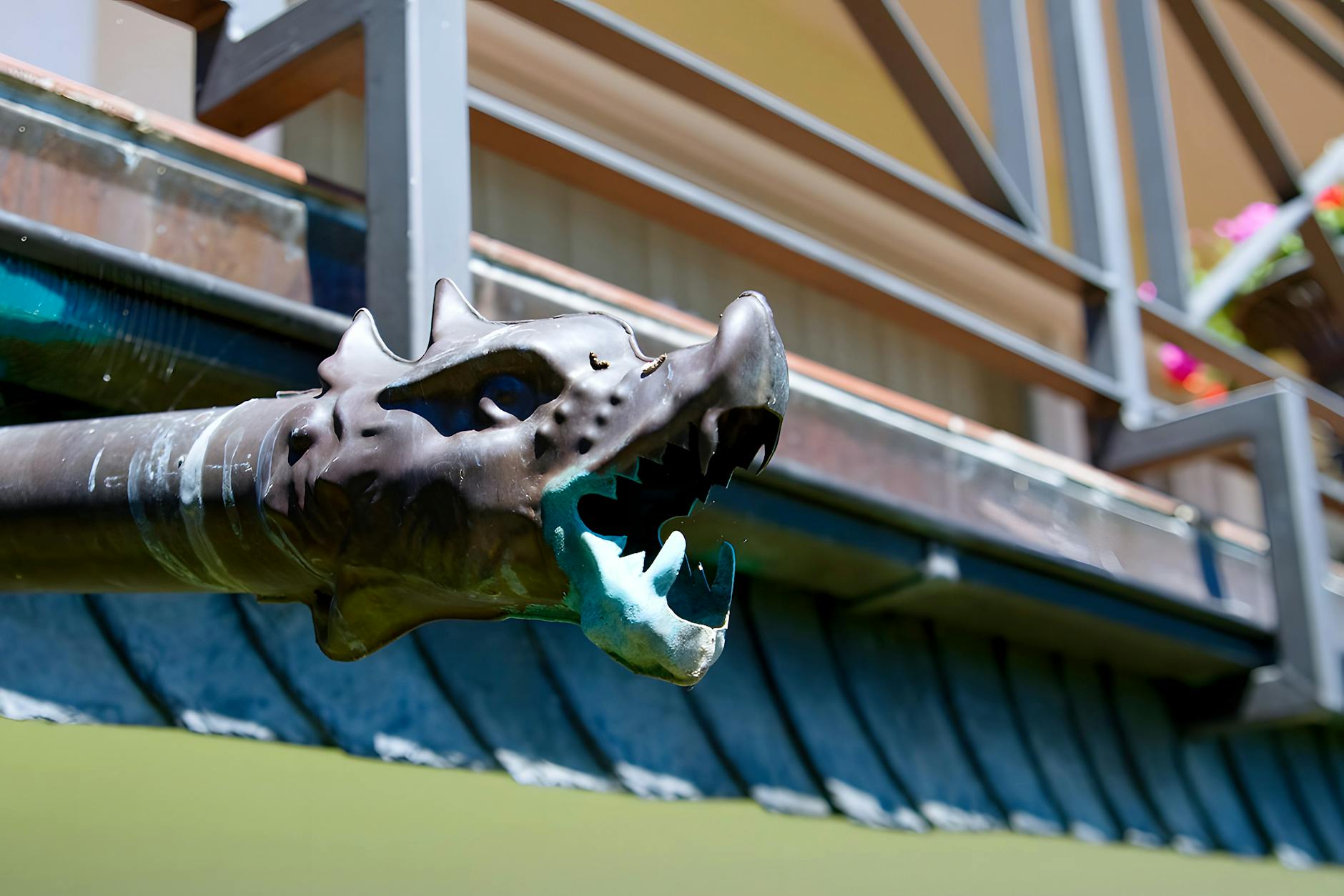 Ozdobna rynna w kształcie smoka na elewacji domu