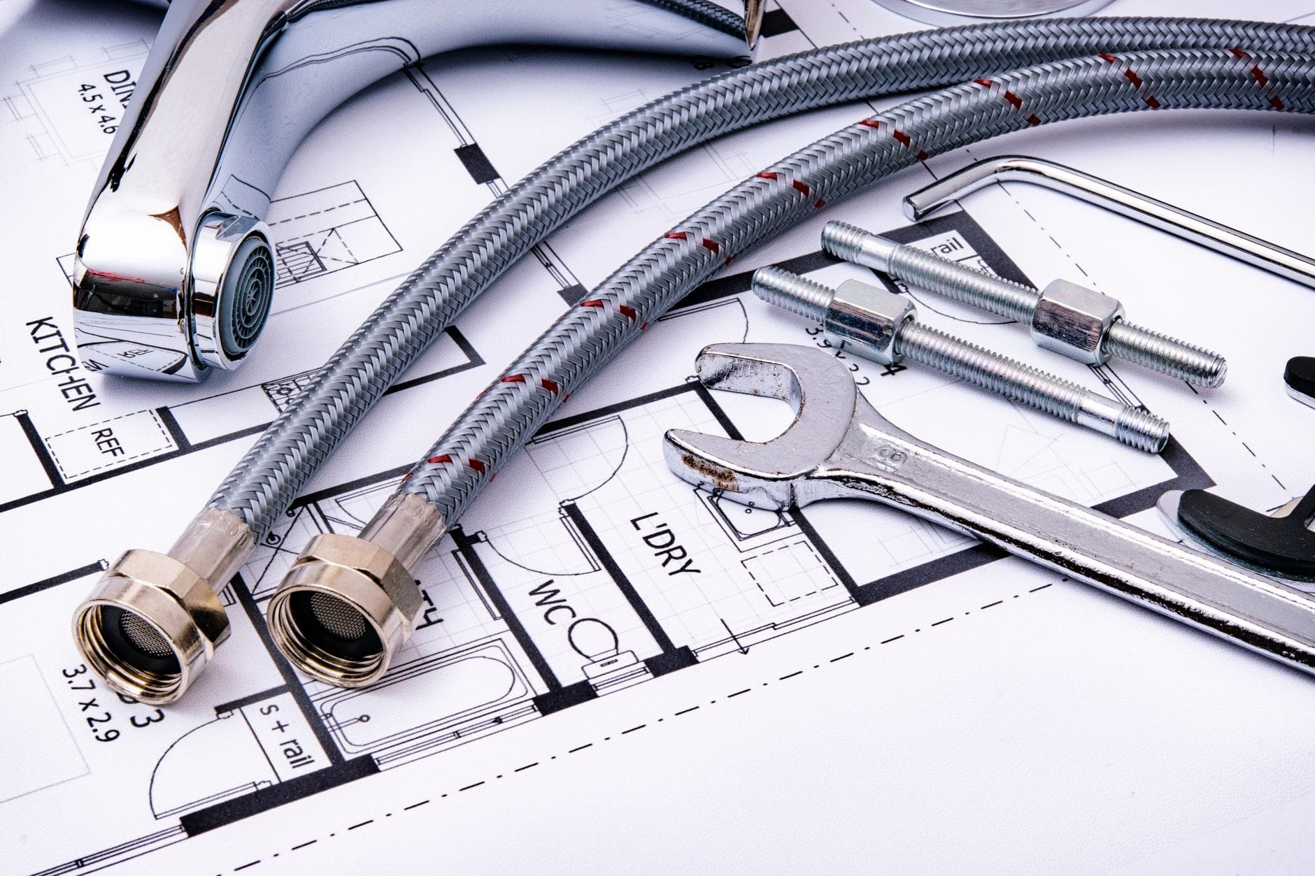 Narzędzia hydrauliczne i bateria na planie instalacji domowej