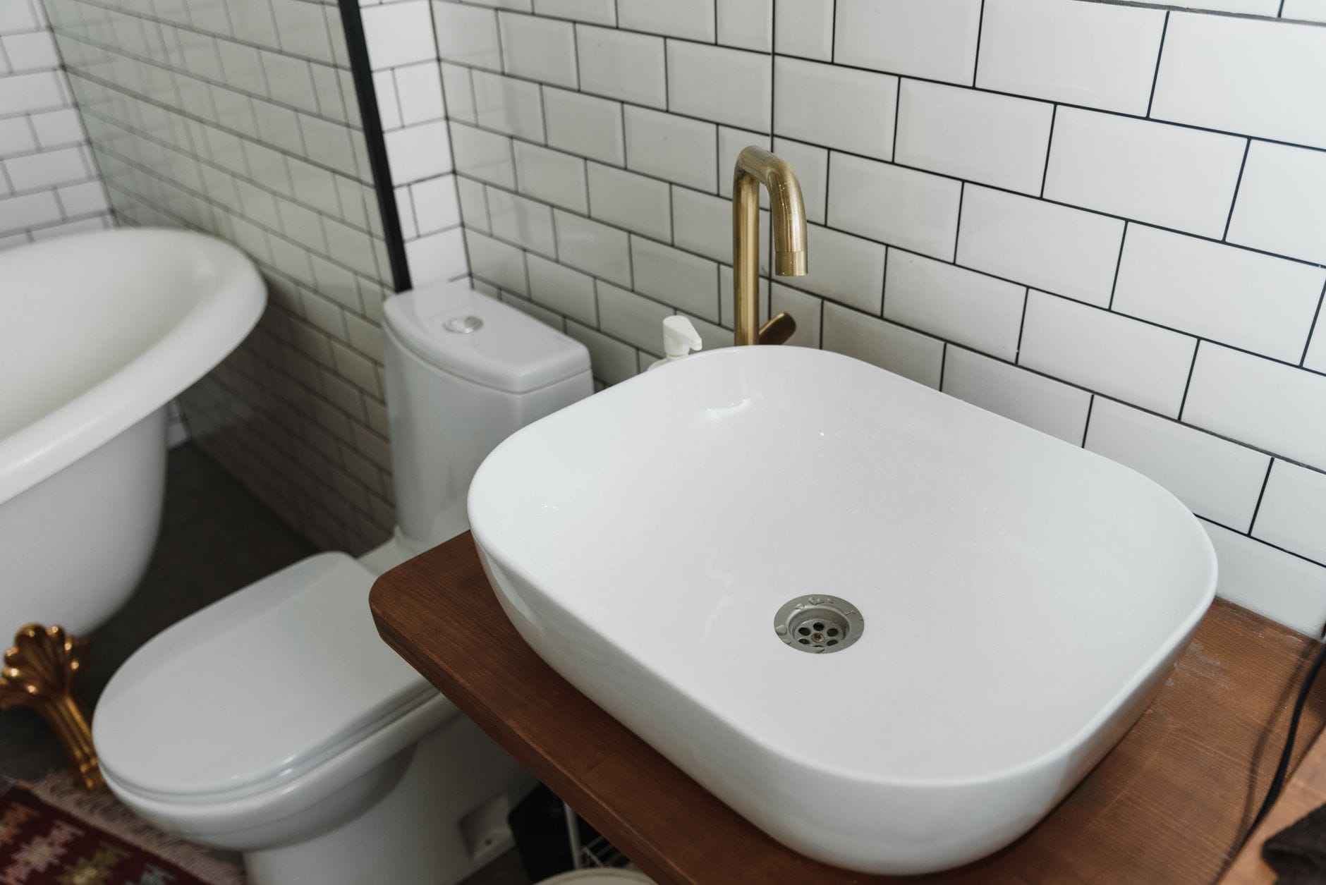 Stylowa łazienka z umywalką ceramiczną, wanną i nowoczesną armaturą