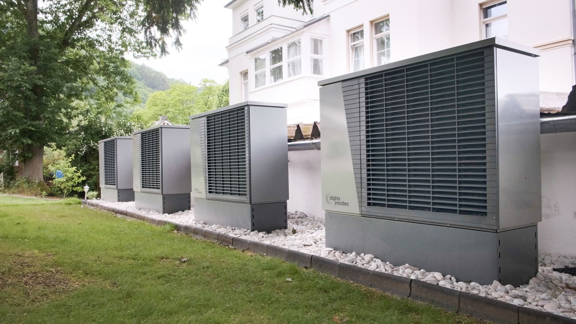 Rząd pomp ciepła przy budynku, przykład doboru mocy instalacji